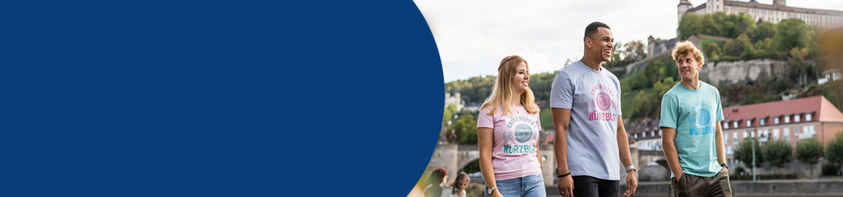 Drei Studierende tragen T-Shirts mit einem Aufdruck der Universität Würzburg.