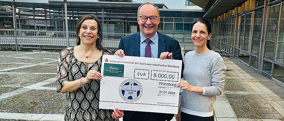 Tina Bitterer (rechts) überreichte eine Spende von 8.000 Euro an Gabriele Nelkenstock und Prof. Dr. Hermann Einsele, beide von der Stiftung „Forschung hilft“.