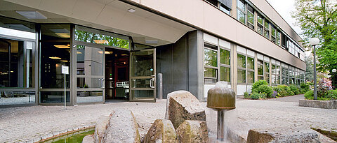 Die Klinik für Psychiatrie, Psychosomatik und Psychotherapie des Universitätsklinikums Würzburg. 