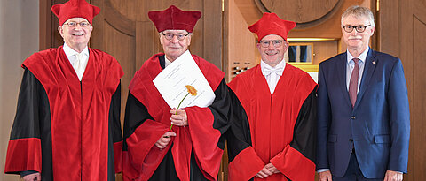 Auf der Promotionsfeier 2022 der Juristischen Fakultät wurde Michael Joachim Bonell die Ehrendoktorwürde verliehen. Das Bild zeigt (von links) Oliver Remien, Michael Joachim Bonell, Christof Kerwer und Uwe Klug.