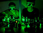 Gruppenleiter Gerrit Horstmann (links) mit Doktorand Lukas Schäfer (rechts) bei der Arbeit an einem Aufbau zur Erzeugung ultrakurzer Laserpulse.