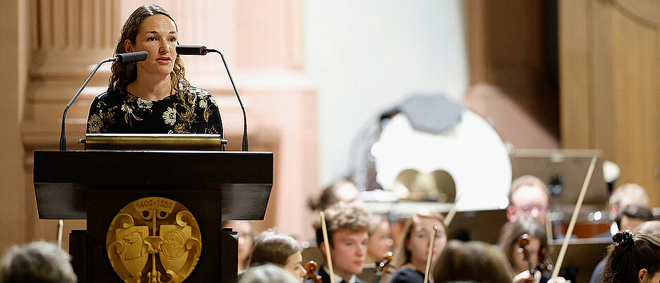 Eva-Maria Schwienhorst-Stich bei ihrer Dankesrede während des Festkonzerts der Universitätsbundes Würzburg in der Neubaukirche. (Bild: Heiko Becker)