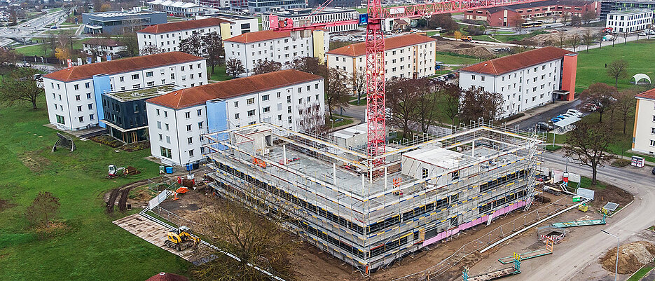 Das Luftbild zeigt einen Teil des Campus Hubland Nord der Universität Würzburg – im Vordergrund der Neubau für das neue Institutsgebäude Künstliche Intelligenz.