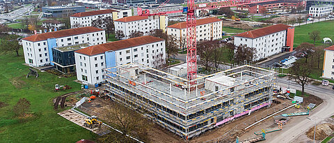 Das Luftbild zeigt einen Teil des Campus Hubland Nord der Universität Würzburg – im Vordergrund der Neubau für das neue Institutsgebäude Künstliche Intelligenz.