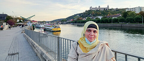 Alumna Hina Ghafoor lived and researched in Würzburg for almost six years. Refugees and their situation were a focus of her research.