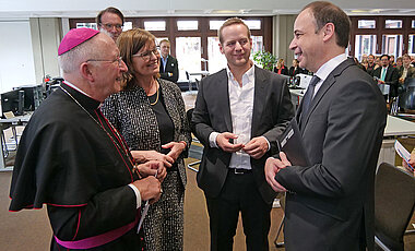 Dr. Hans-Günter Schmidt (r.), Direktor der Universitätsbibliothek, im Gespräch mit Weihbischof Ulrich Boom.