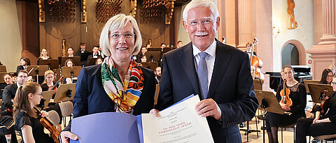 Professor Christian P. Speer wurde mit der Röntgenmedaille ausgezeichnet. Die Laudatio hielt Vizepräsidentin Caroline Kisker.