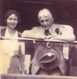 Photo of Wolfgang Koehler togehter with his wife in a train