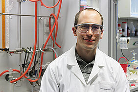 Nicolas Zigon forscht schon seit August 2016 als Humboldt-Stipendiat im Labor der Organischen Chemie an der Universität Würzburg. (Foto: Lena Köster)
