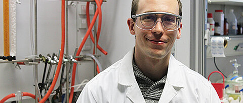 Nicolas Zigon forscht schon seit August 2016 als Humboldt-Stipendiat im Labor der Organischen Chemie an der Universität Würzburg. (Foto: Lena Köster)