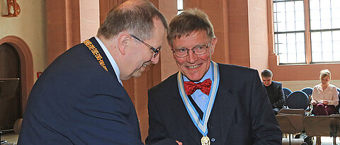 Universitätspräsident Alfred Forchel (r.) gratuliert Eberhard Sinner nach der Verleihung der Ehrensenatorwürde.
