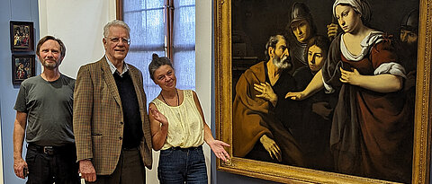 Das Gemälde an seinem neuen Standort – hier mit (v.l.) Kurator Dr. Markus Maier, Stifter Dr. Herbert Wellhöfer und Restauratorin Ingeborg Klinger.