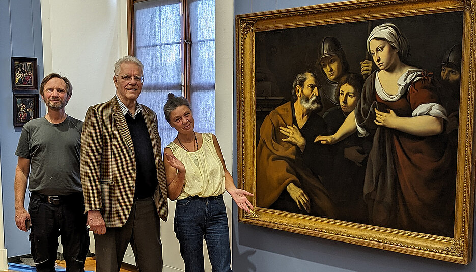 Das Gemälde an seinem neuen Standort – hier mit (v.l.) Kurator Dr. Markus Maier, Stifter Dr. Herbert Wellhöfer und Restauratorin Ingeborg Klinger.
