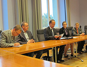 Empfang im Senatssaal mit (v.l.): Dr. Roman Beliutin (Leiter der Abteilung für Internationale Beziehungen der Staatlichen Universität Smolensk), Professor Nikolai Senchenkov (Prorektor der Staatlichen Universität Smolensk), Professor Phuoc Tran-Gia (Vi