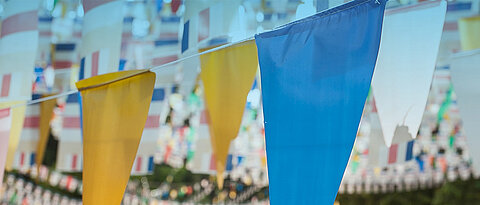 Bunte Fahnen im Garten