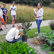 Schüler:innen erfahren im LLG, welche Pflanzen in verschiedenen Lebensmitteln stecken. Das Foto zeigt eine Workshop-Station in der Nutzpflanzenabteilung des Botanischen Gartens.
