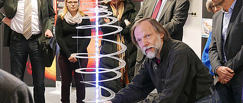 Dr. Hans-Peter Nollert von der Universität Tübingen erklärt bei der Ausstellungseröffnung die Grundlagen der Gravitationswellenphysik. (Fotos: Markus Elsholz)