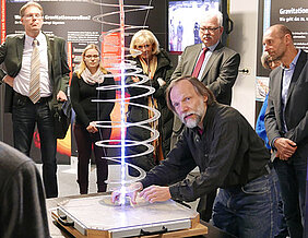 Dr. Hans-Peter Nollert von der Universität Tübingen erklärt bei der Ausstellungseröffnung die Grundlagen der Gravitationswellenphysik. (Fotos: Markus Elsholz)