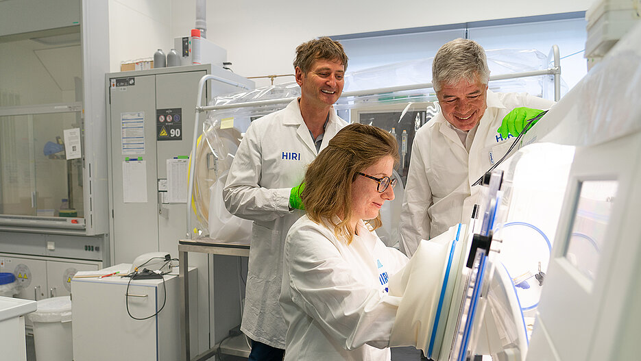 Stipendiatin Valentina Cosi mit HIRI-Direktor Jörg Vogel (links) und Gunther Schunk, Vorstandsvorsitzender der Vogel Stiftung, im Labor.