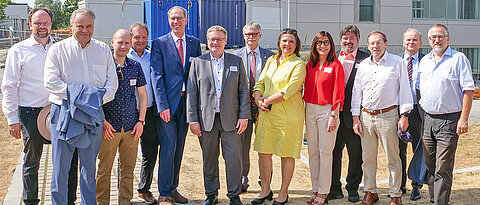 Die Delegation des Haushaltsausschusses des Bayerischen Landtags gemeinsam mit Unipräsident Paul Pauli und Kanzler Dr. Uwe Klug.