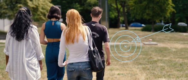 Frühstudierende laufen über den Campus