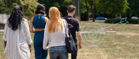 Frühstudierende laufen über den Campus