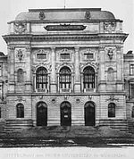 Noch ohne Figuren auf dem Dach: der Mittelbau der Uni am Sanderring 1896. Bild: Universitätsbauamt