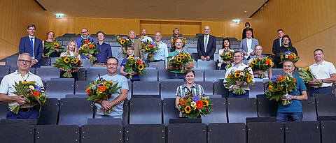 Für das Gruppenbild versammelten sich die geehrten Beschäftigten des Uniklinikums Würzburg mit den Laudatoren im Hörsaaldes Deutschen Zentrums für Herzinsuffizienz.