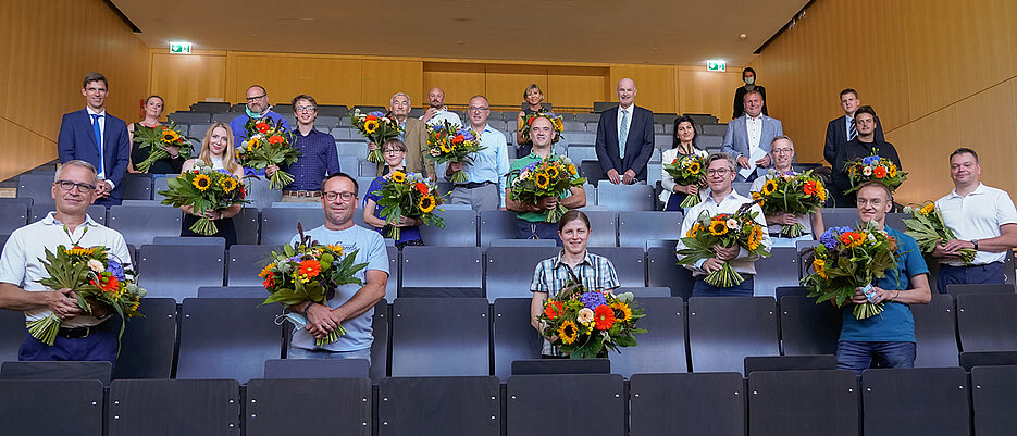 Für das Gruppenbild versammelten sich die geehrten Beschäftigten des Uniklinikums Würzburg mit den Laudatoren im Hörsaaldes Deutschen Zentrums für Herzinsuffizienz.