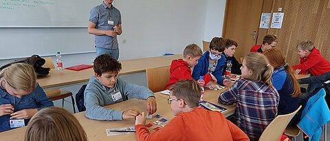 Eifrig bei der Sache: Junge Forscherinnen und Forscher beim neuen Outreach-Programm Würzburg Math Explorers. 