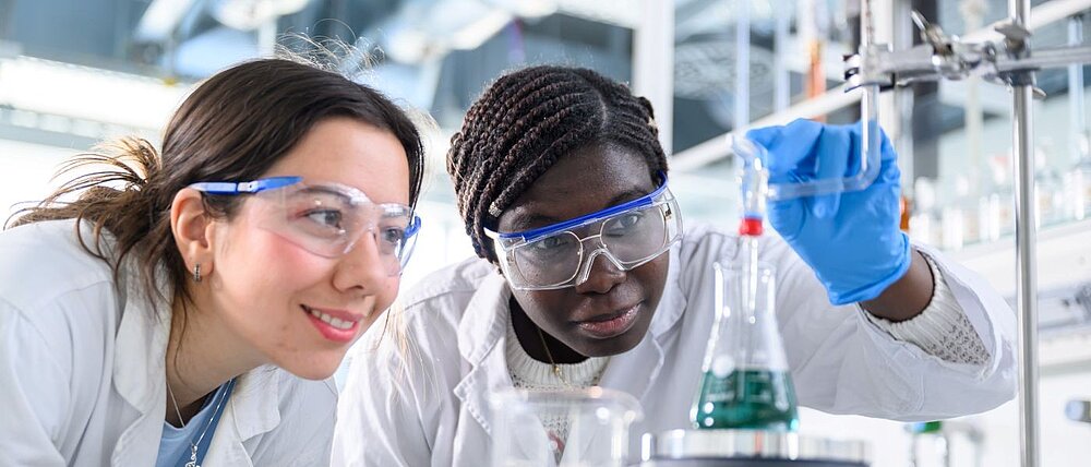 Zwei Chemielaborantinnen in einem Experiment Zwei Chemielaborantinnen in einem Experiment