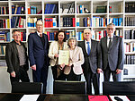 Bei der Unterzeichnung der Stiftungsgründung dabei waren (von links): Notar Peter Limmer, Unipräsident Paul Pauli, Sabine Wehrmann, Mechthild Dreyer, Hans-Joachim Diener und Unikanzler Uwe Klug. (Foto: Martin Brandstätter / Universität Würzburg)