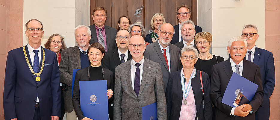 Die Universitätsleitung mit den Persönlichkeiten, die beim Stiftungsfest 2023 geehrt wurden.