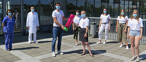 Der Marburger Medizinstudent Leonard Richter überreichte den Siegerpokal an eine Delegation Würzburger Medizinstudentinnen. Mit dabei waren Gabriele Veit und Professor Markus Böck vom Institut für Klinische Transfusionsmedizin und Hämotherapie.