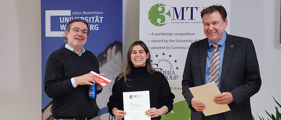 Bita Massih ist mit ihrem Beitrag nun für das europäische Finale in Köln nominiert. Mit ihr im Bild sind Stephan Schröder-Köhne (li.) und Matthias Bode, Vizepräsident für Innovation und Wissenstransfer an der JMU.