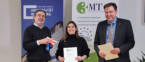 Bita Massih ist mit ihrem Beitrag nun für das europäische Finale in Köln nominiert. Mit ihr im Bild sind Stephan Schröder-Köhne (li.) und Matthias Bode, Vizepräsident für Innovation und Wissenstransfer an der JMU.