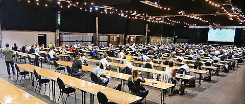 254 Studierende können in der Posthalle gleichzeitig Prüfungen schreiben.