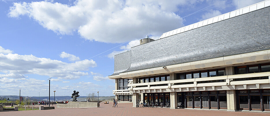 Die Würzburger Universitätsbibliothek ist die größte Bibliothek in Unterfranken. Bei öffentlichen Führungen kann man sie entdecken.