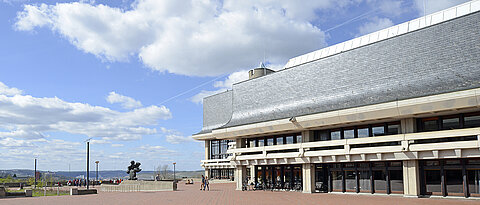 Die Würzburger Universitätsbibliothek ist die größte Bibliothek in Unterfranken. Bei öffentlichen Führungen kann man sie entdecken.