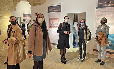 Ausstellungseröffnung in Kloster Banz mit Stefanie Menke in der Mitte und Edna Elisa Horst rechts neben ihr. Ganz links: Lea Sophie Formhals.