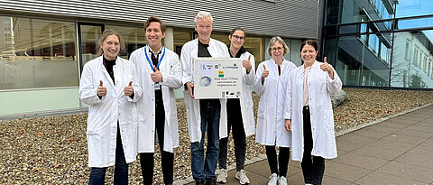 The Würzburg working group sent the implant on its journey (from left): Sarah Nietzer, Sebastian Häusner, Oliver Pullig, Eva-Maria Kaindl, Eva Baumann und Mona Rosengarth. 