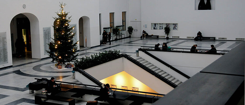 Weihnachtsbaum im Foyer der Uni am Sanderring. (Foto: Robert Emmerich)