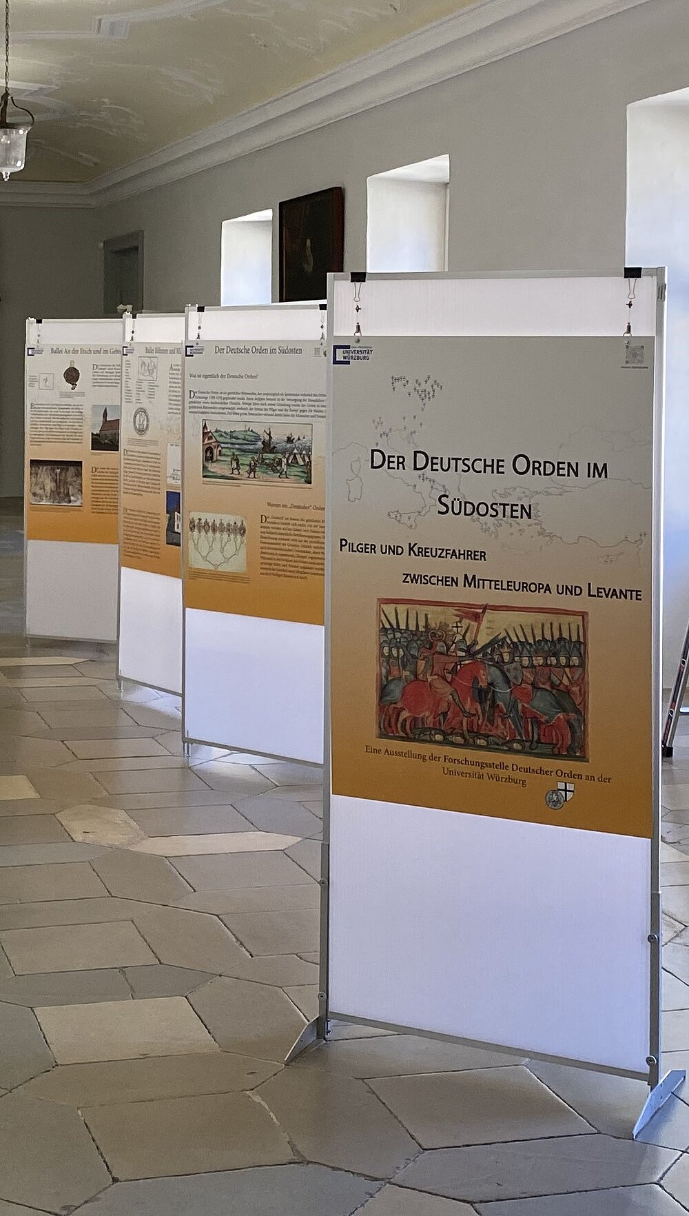 Das Bild zeigt die Ausstellung von 2022 zum Thema "Der Deutsche Orden im Südosten", aufgebaut im ersten Stock des Schlosses Ellingen im Sommer 2023.