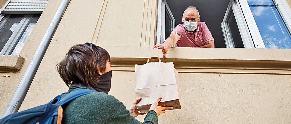 Helping the neighbor in Corona times when he is in isolation? Some people find it easier to do so if they receive a reward in return.