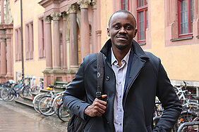 Shama Busha Pongo vor der Alten Universität in Würzburg. (Foto: Lena Köster)