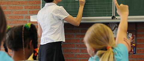 Der Anteil der Kinder ganz ohne oder mit nur geringen Kenntnissen der deutschen Sprache ist eine Herausforderung für Lehrkräfte. Hier setzt das "Zusatzstudium Deutsch als Zweitsprache" der Universität Würzburg an.