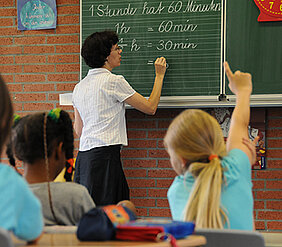 Der Anteil der Kinder ganz ohne oder mit nur geringen Kenntnissen der deutschen Sprache ist eine Herausforderung für Lehrkräfte. Hier setzt das "Zusatzstudium Deutsch als Zweitsprache" der Universität Würzburg an.