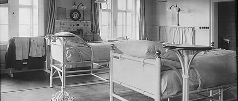Patientinnenzimmer in der früheren Universitäts-Frauenklinik, um 1900. 