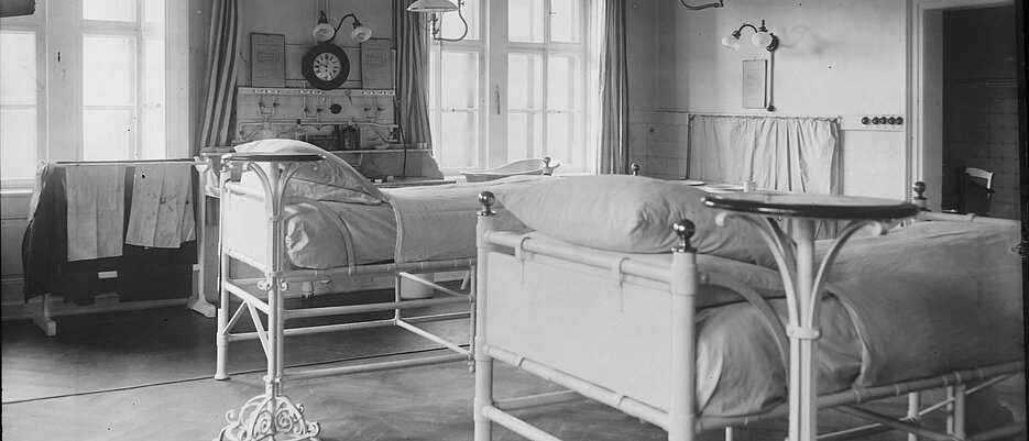 Patientinnenzimmer in der früheren Universitäts-Frauenklinik, um 1900. 