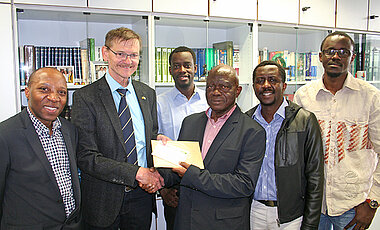 Gruppenfoto mit Dr. Claude Lukusa, Gerhard Bringmann, Rektor Alexis Mpoyi und Freddy Fefe Bangelesa , Jean-Pierre Mufusama Koy-Sita und Pierrot Shama Busha Pongo. Gerhard Bringmann (Foto: W. Shamburger)